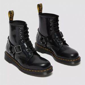 1460 HARNESS LEATHER LACE UP BOOTS Dr. Martens in Polished Smooth black leather